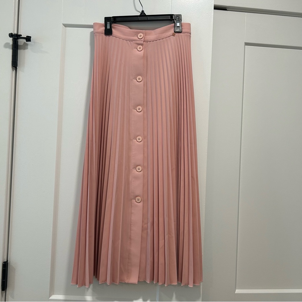 Pink pleated skirt